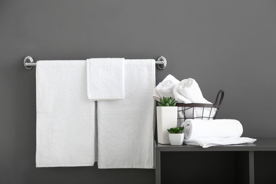 14,609 en la categoría «Bath towel hanged» de imágenes, fotos de stock e  ilustraciones libres de regalías