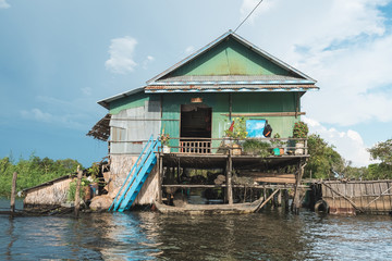 Fototapeta na wymiar life in the houses of a floating villages