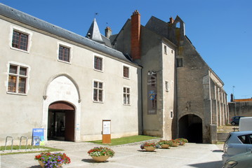 Château de Beaugency et la Voûte Saint-Georges (à droite), ville du Val de Loire, département...