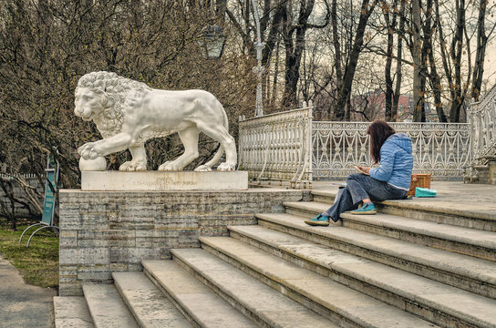 A girl painting the lion near Yelagin palace.
