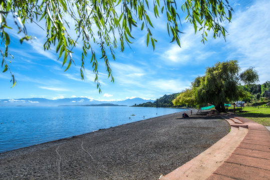 Scorcio della spiaggia di Lago Ranco nella regione di Los Lagos