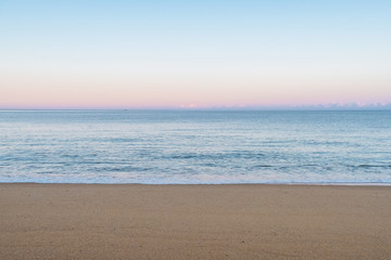 Obraz premium Beautiful sunrise and dusk scene over the sea in the morning.