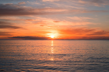 Obraz premium Beautiful sunrise and dusk scene over the sea in the morning.