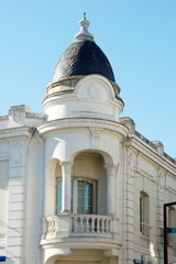 Fototapeta na wymiar Ville de Contres, tourelle blanche stylisée avec colonnades et balcon en centre ville, département du Loir-et-Cher, France