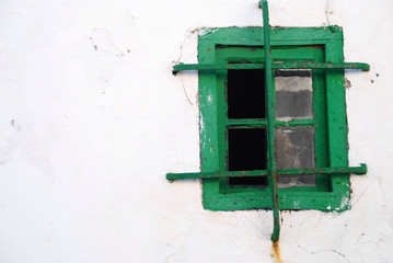 UNA VENTANA VERDE PEQUEÑA DE UN PUEBLO ANTIGUO
