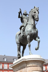 Fototapeta na wymiar The metal statue of Felipe III riding a horse by Giambologna and Pietro Tacca in the Main Square (Plaza Mayor) of Madrid, Spain