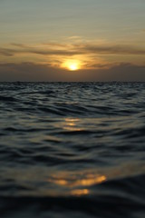 海面から見た夕日