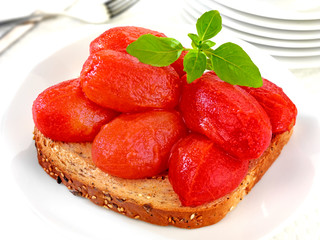 TOMATOES ON TOAST