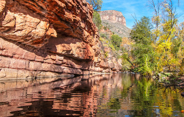 Fototapeta na wymiar Red rock reflection on Oak Creek in Sedona Arizona in the fall. 