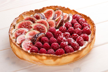 Tart with fig and raspberries with cheese cream