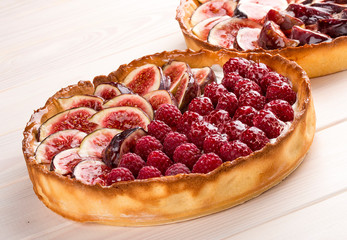 Tart with fig and raspberries with cheese cream