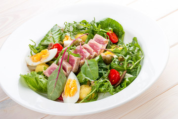 Nisuaz salad with tuna with anchovy sauce