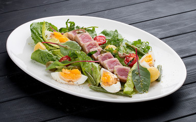 Nisuaz salad with tuna with anchovy sauce