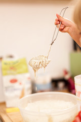 Kind kocht. Pfannkuchen Teig zubereiten. Child is cooking. Pancake dough ingredients.