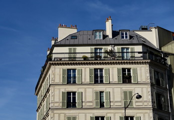 Fototapeta na wymiar Derniers étages avec balcon sous les toits