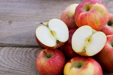 Naklejka na ściany i meble Fresh red apples on wooden table
