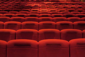 Sièges rouges de salle de spectacle. Cinéma; théâtre, concerts
