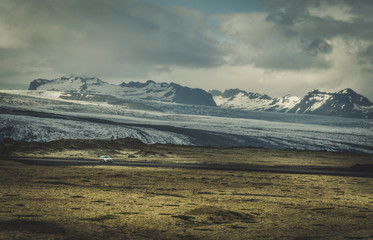 auto e ghiacciaio in islanda