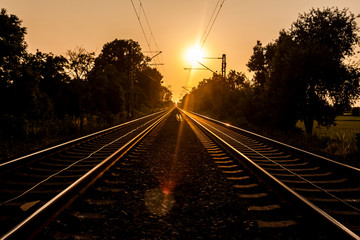 Fototapeta na wymiar Sonnenuntergang über den Gleisen