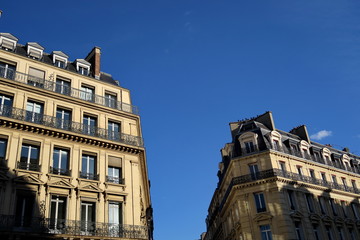 Fototapeta na wymiar Immeubles de pierre; ciel bleu