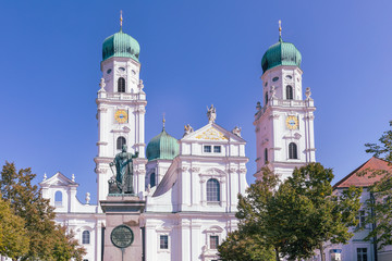 Fototapeta na wymiar Cathedral of Passau with the monument of king Maximilian from 1824.