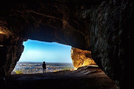 Aussicht aus einer Höhle in Ungarn in der Nähe der Autobahn