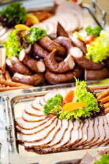  Pięknie udekorowany stół na uroczystość rodzinną z wędlinami