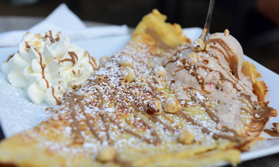 crêpe mit eis und sahne