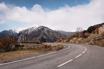 Carretera entre montaña