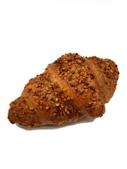 Lekeres Croissant mit Nüssen freigestellt auf weißem Hintergrund