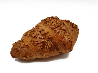 Lekeres Croissant mit Nüssen freigestellt auf weißem Hintergrund