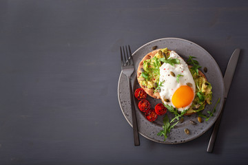 breakfast avocado sandwich with fried egg and tomato - obrazy, fototapety, plakaty