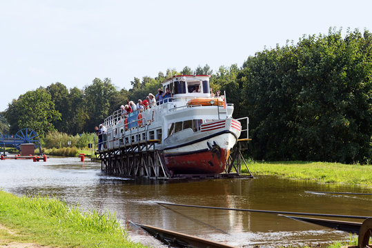 Schiff auf dem Rollberg am Elblagkanal