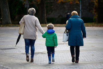 niños camino del colegio en una mañana de otoño en la ciudad de Vitoria-Gasteiz (spain)
