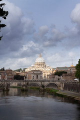 Fototapeta na wymiar Vista del río Tíber, puente Sant'Angelo y Basílica de San Pedro Roma