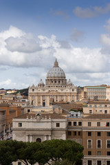Fototapeta na wymiar Bonita vista panorámica de la ciudad de Roma y la Basílica de San Pedro