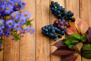 Fototapeta premium grapes in basket on wooden table