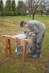 Mann beim Fliesen schneiden