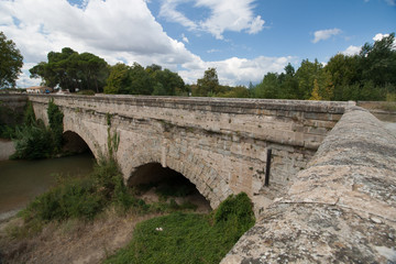 Fototapeta na wymiar Pont canal sur la Cesse