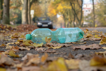 Plastikmüll auf der Straße, Wasserflasche