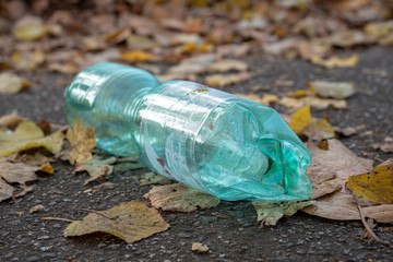 Plastikmüll auf der Straße, Wasserflasche