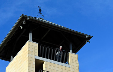 Fototapeta na wymiar eine frau schaut vom wingertturm vendersheim