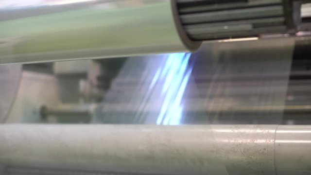 rulli industriali lavorano una bobina di plastica