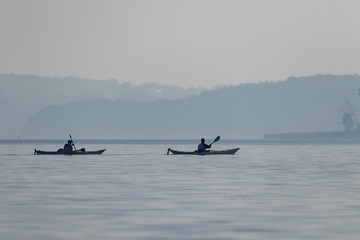 Paddler auf einem See bei Nebel, Kajak, Kanu