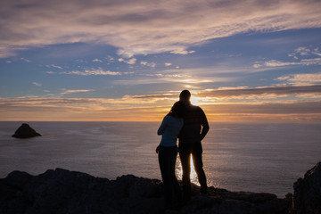 Couple en train de regarder un coucher de soleil