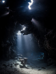 Lichtdurchflutete Höhle unter Wasser im Roten Meer in Ägypten
