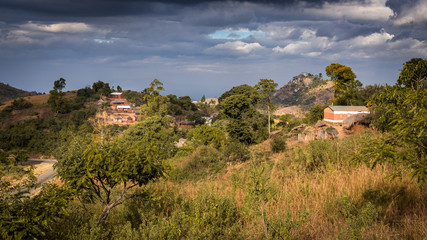 Landschaft mit kleinen Dörfern und Hütten mit dramatischem Himmel in Malawi