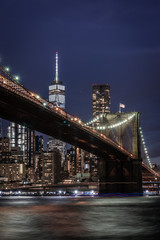 Fototapeta na wymiar Brooklyn Bridge in New York mit Manhattan Skyline bei Nacht