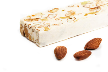 Torrone morbido su sfondo bianco
