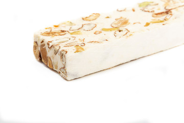 Torrone morbido su sfondo bianco